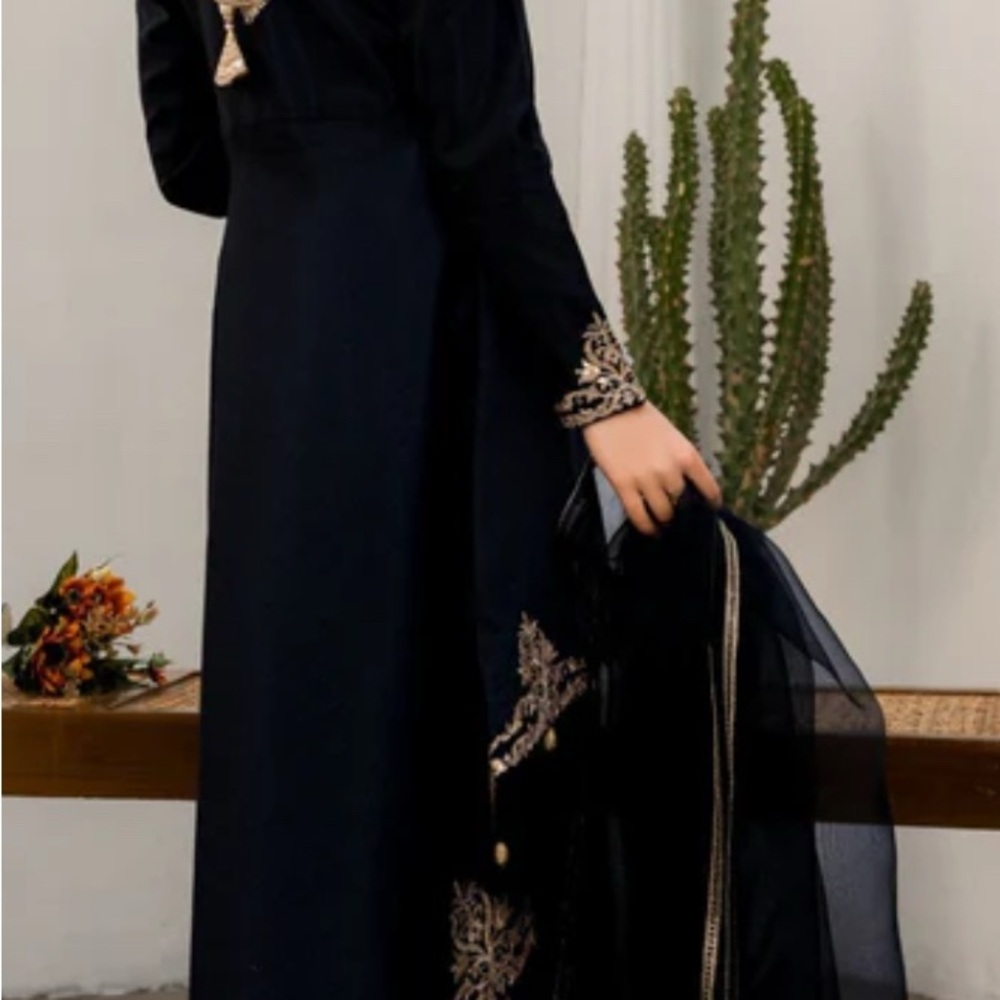 Elegant Black and Gold Raw Silk Teenage Girls size 12/13 Indian/Pakistani outfit